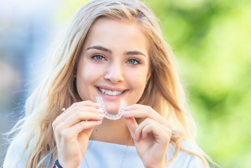 Jeune femme tenant une gouttière d'alignement transparente